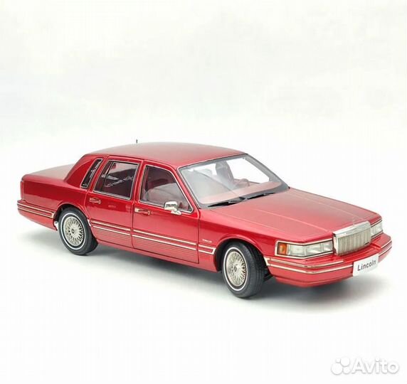 Модель Lincoln Town Car 1993-1995 1/18 красный