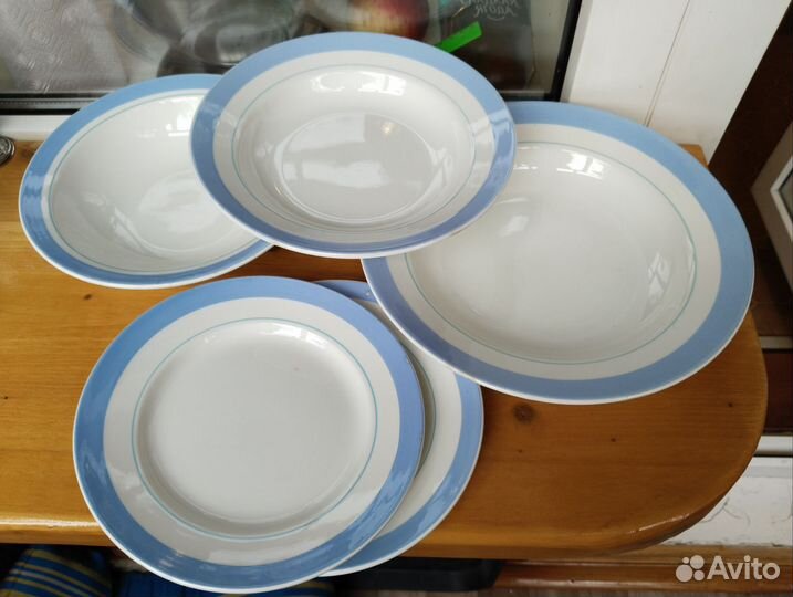 Тарелки с голубой каёмочкой