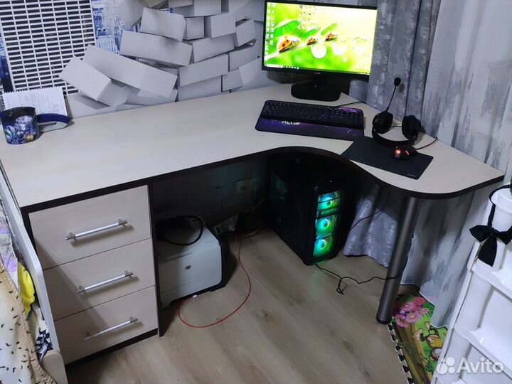 Угловой письменный стол