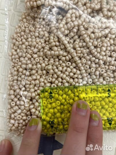 Бисер бежевый. Большой бисер