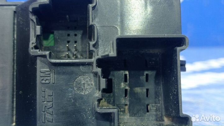 Кнопка стеклоподъемника Opel Astra J хэтчбек 2011