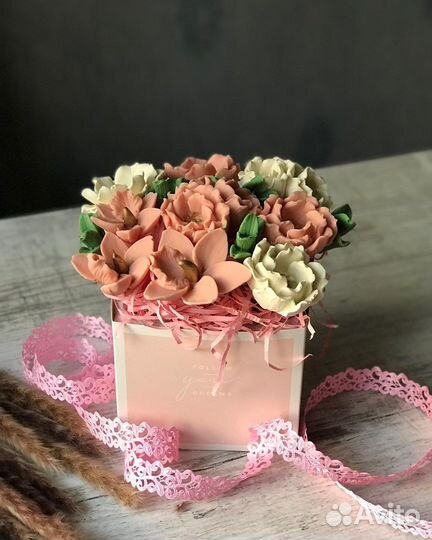 Букеты шоколадных цветов в коробках