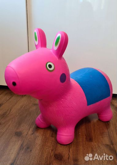Большая резиновая свинья для прыжков