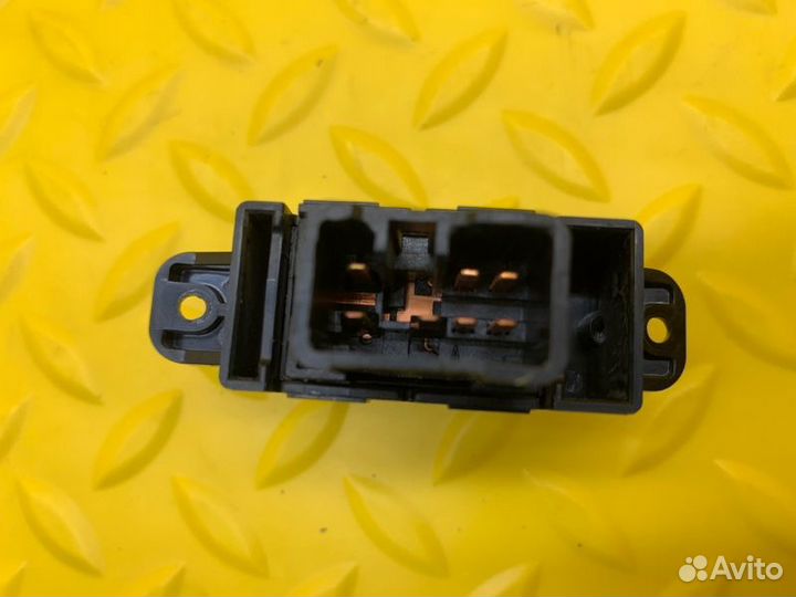 Кнопка стеклоподъемника задняя правая Hyundai