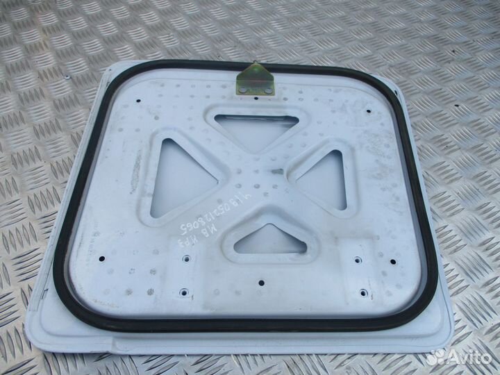 Крышка инструментального ящика левая Mercedes-Benz