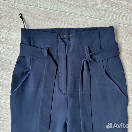 Бpюки тёмно-синего цвета с высокой талией