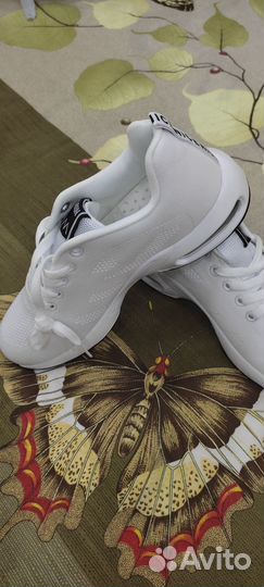 Кроссовки женские