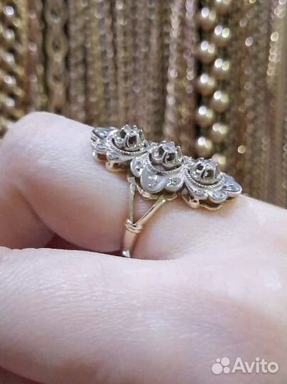 Золотое кольцо с бриллиантом