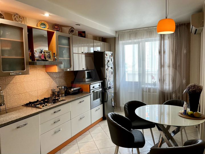 3-к. квартира, 90 м², 8/10 эт.