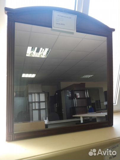 Новое зеркало в деревянной раме