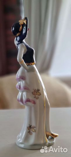 Фарфоровая статуэтка