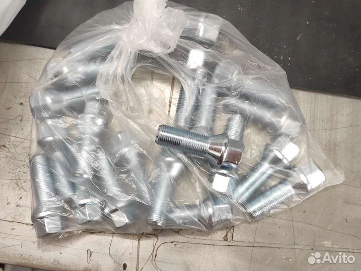 Болт М15х1.25 35мм Конус под 17 Ключ