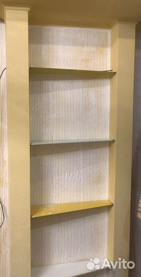 Полки ударопрочные для интерьера комнаты