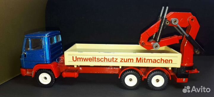 Модель грузовика Mercedes Benz 1:55 siku