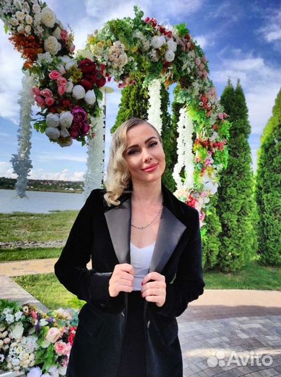 Ведущая с командой