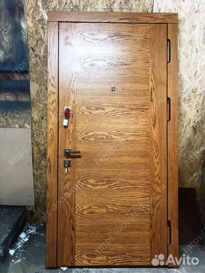 Входная железная дверь натуральный шпон