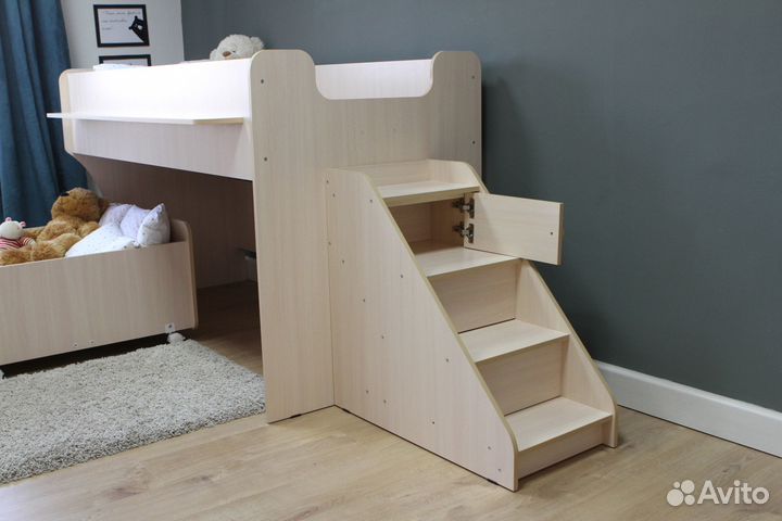 Двухъярусная кровать с лестницей