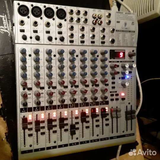 Микшерный пульт Behringer