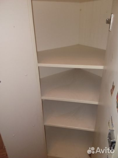 Небольшой угловой шкаф