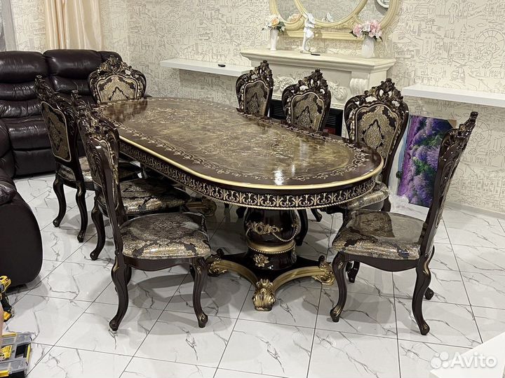 Стол и стулья