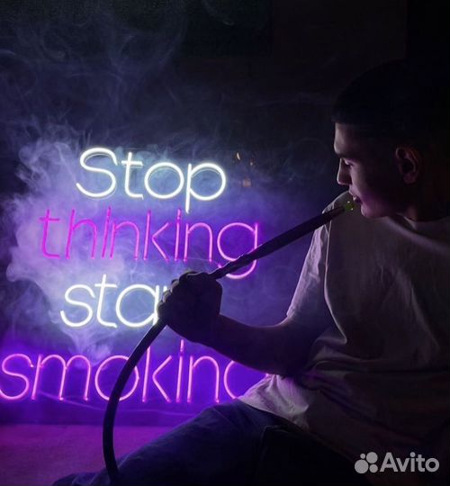 Неоновая рекламная вывеска. Световые буквы