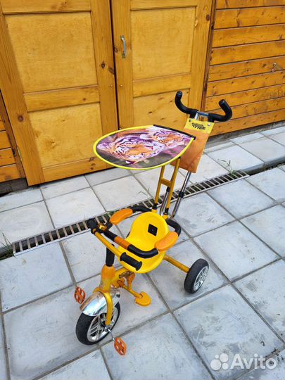 Детский трехколесный велосипед с ручкой