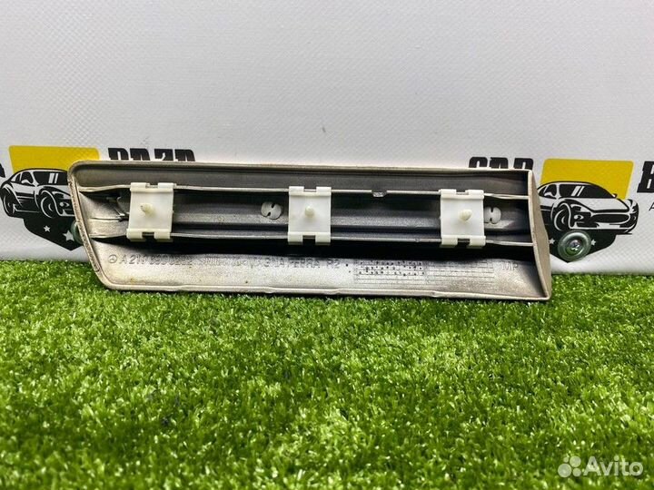 Накладка (молдинг) переднего правого крыла Mercedes-Benz2106900282