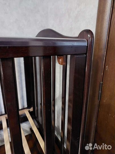 Детская кроватка с поперечным маятником