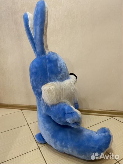 Большой плюшевый заяц