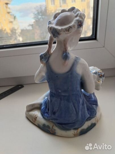 Фарфоровая статуэтка Девушка собирает букет