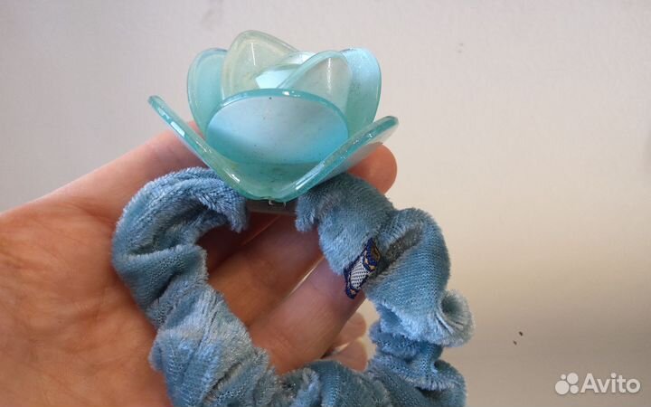 Бархатная резинка для волос с цветком