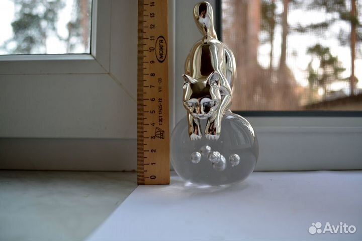 Кошка на шаре стекла покрытая серебром