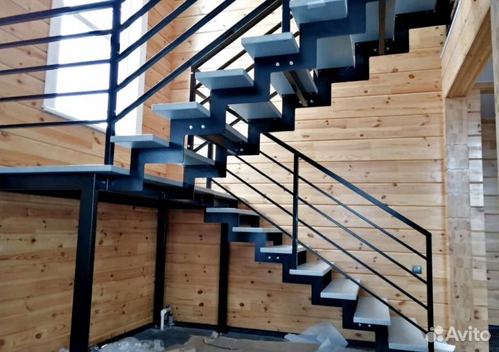 Прямая лестница на металлокаркасе