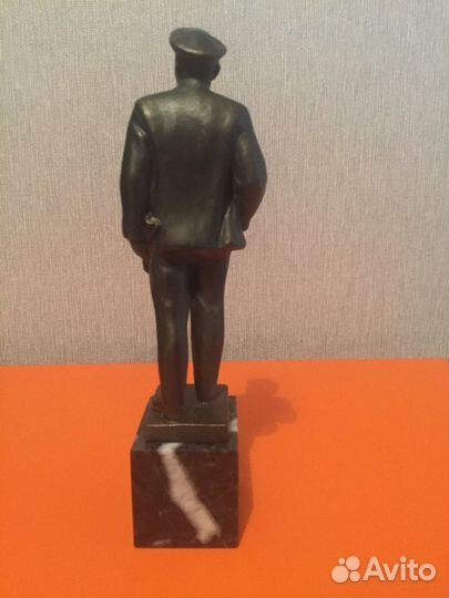 Статуэтка чугун,на мраморном постаменте.В.И.Ленин
