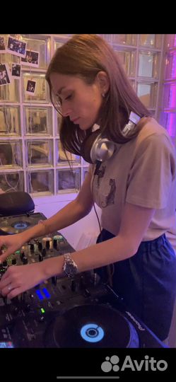 DJ девушка