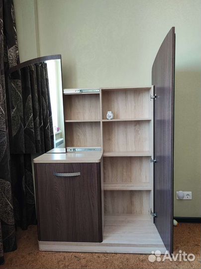 Туалетный столик с зеркалом и пуфиком