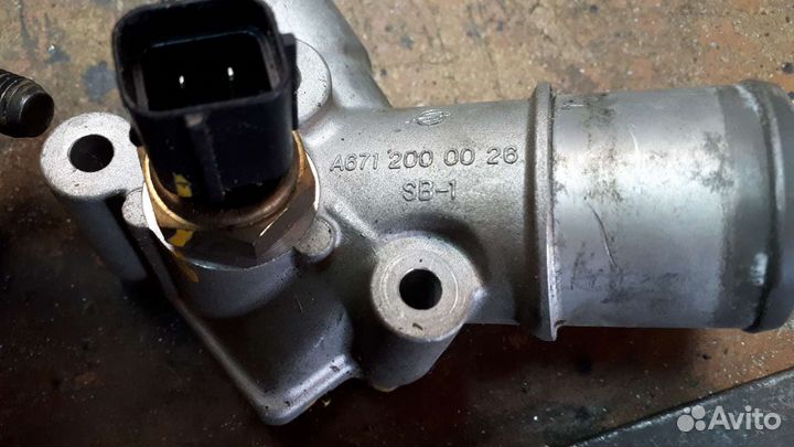 Фланец системы охлаждения двигателя с датчиком тем