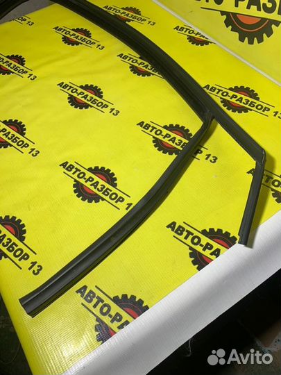 Уплотнитель стекла передний правый Vw Polo 5 1.6