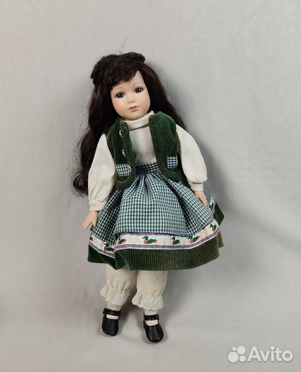 Кукла фарфоровая