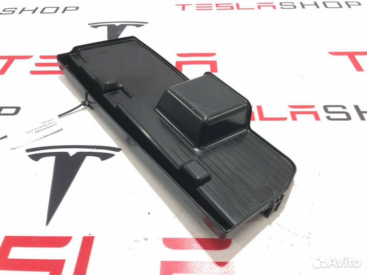 Крышка бортового компьютера Tesla Model X 2019