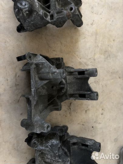 Передняя опора двигателя VW T5 2.5 TDI