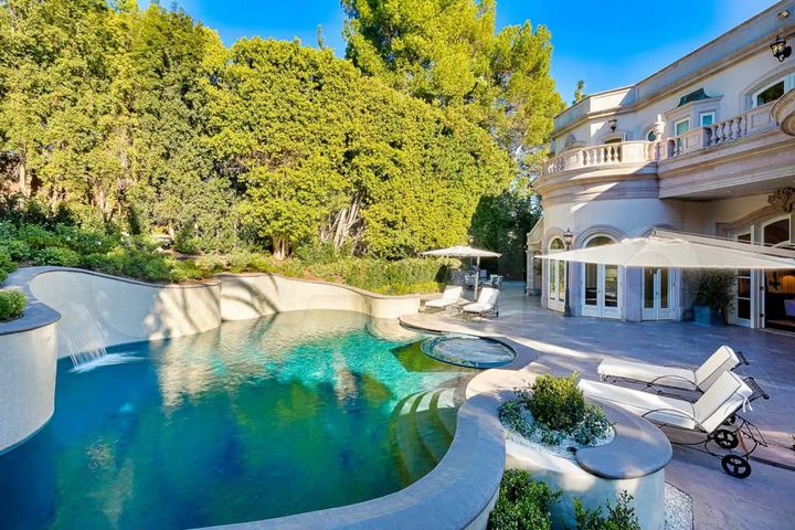 Дом 1400 м² на участке 50 сот.