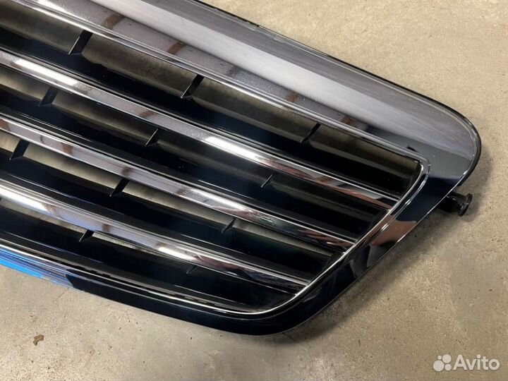 Решетка радиатора передняя Mercedes-Benz E-Class