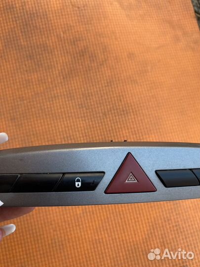 Кнопка аварийной сигнализации Peugeot 308