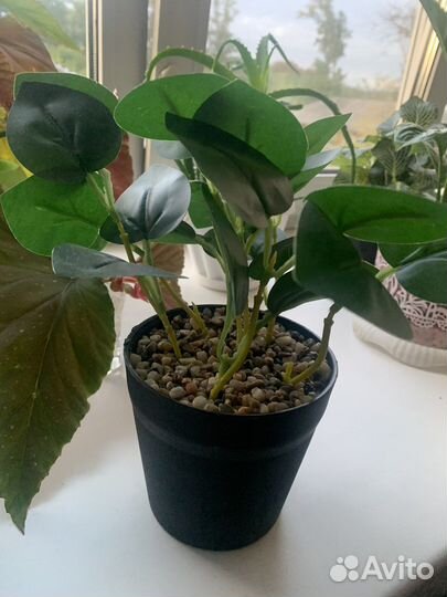 Искусственные цветы в горшке