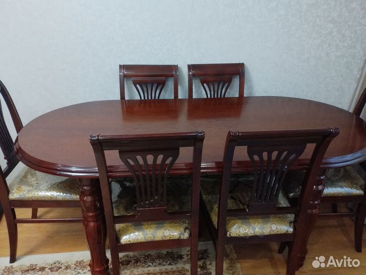 Стол со стульями