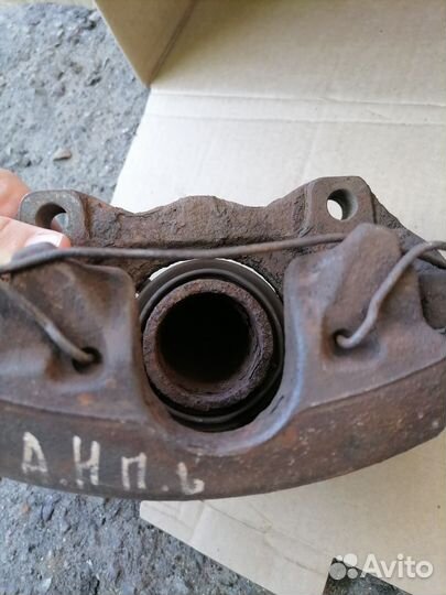 Суппорт передний Opel Zafira B