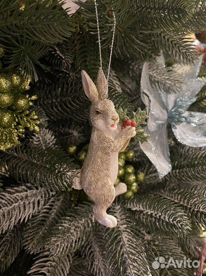 Новогодняя елочная игрушка Заяц с остролистом