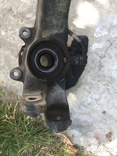 Поворотный кулак перед со ступицей б/у Audi A4 b5