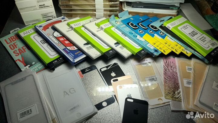 Защитные стекла и чехлы